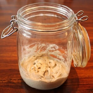 Sauerteig ansetzen Sauerteig herstellen Rezept Sauerteigbrot Sauerteig kaufen aufbewahren vermehren Anstellgut ohne Hefe lagern