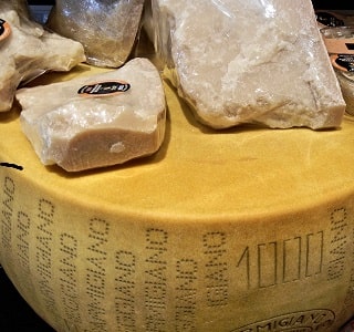 Parmesan Kalorien Nährwerte Eiweiß Fettgehalt Kohlenhydrate Inhaltsstoffe Calcium 1-min