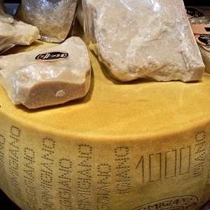 Parmesan Käse gesund Nährstoffe Kalorien ungesund gesundheitschädlich Fett Fettgehalt