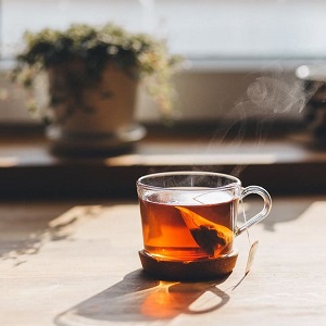 Das Bild zeigt eine heiße Tasse Tee